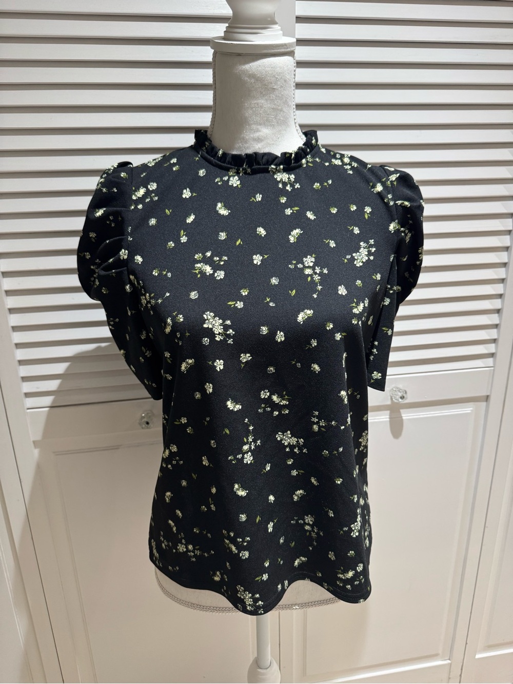 MELLODAY Black Floral Ruffle Neck Puff Sleeve Tee